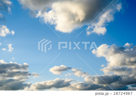 青空と雲のかっこいいフレーム レトロ風の写真素材 28724967 Pixta