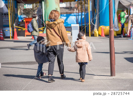 家族で遊園地 家族で遊園地 28725744
