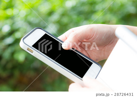 Hand using mobile smart phone with blank screen 28726431