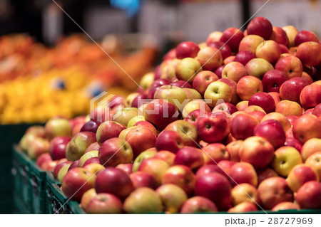 Image of fresh apples in supermarket store Image of fresh apples in supermarket store 28727969