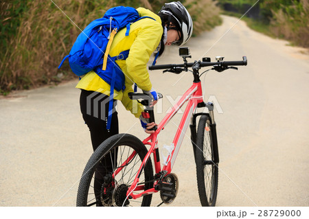 young woman ready to riding mountain bike  28729000