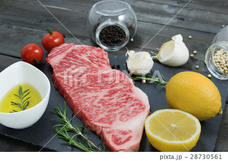 牛肉のステーキ 28730561