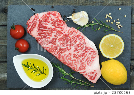 牛肉のステーキ 28730563