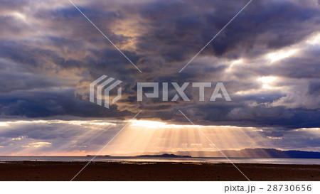 沖縄　石垣島　名蔵大橋からの夕景 28730656