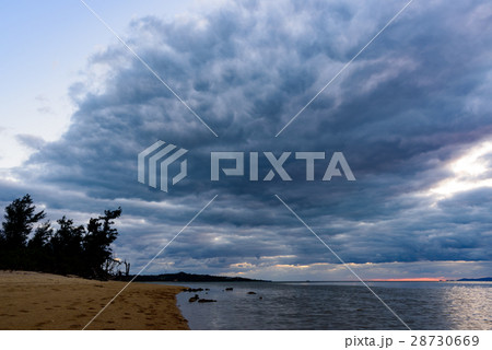 沖縄　石垣島　名蔵大橋からの夕景 28730669