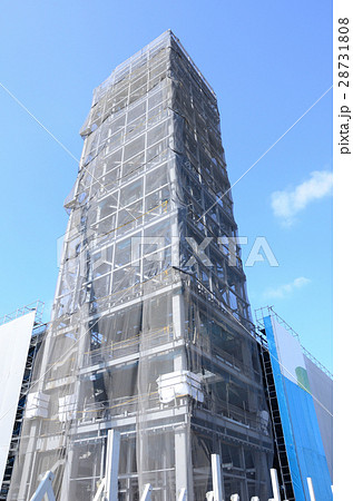 建設中の外装ガラス張りエレベータ棟 建設中の外装ガラス張りエレベータ棟 28731808