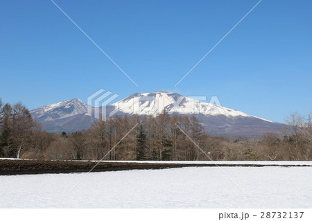 残雪残る軽井沢で見る美しい浅間山 28732137