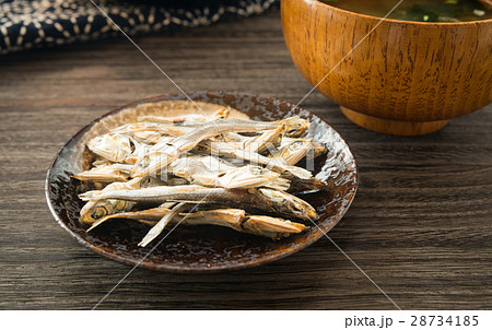 煮干し　出汁　カタクチイワシ　カルシウム　旨味　日本食 28734185