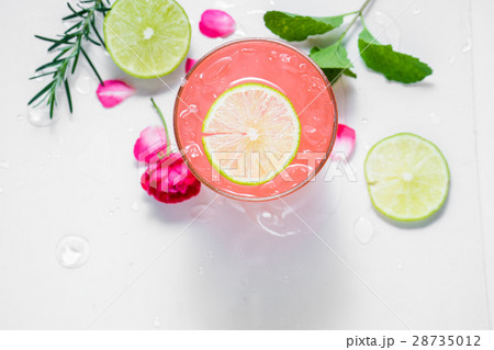 Refreshing summer drink with Strawberry in glasses Refreshing summer drink with Strawberry in glasses 28735012