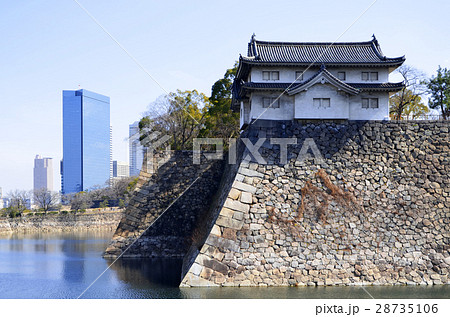 大阪城 乾櫓と高層ビル群 大阪城 乾櫓と高層ビル群 28735106
