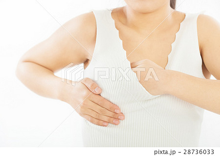 胸を気にする女性 28736033