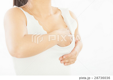 胸を気にする女性 胸を気にする女性 28736036