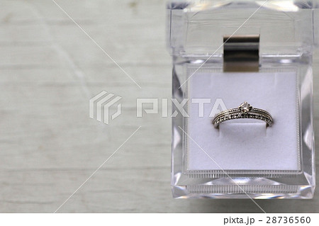 クリアケースに入った二連のダイヤモンドリング 28736560