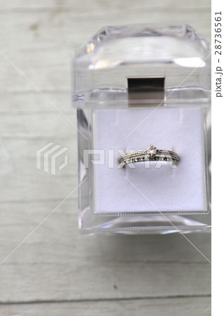 クリアケースに入った二連のダイヤモンドリング 28736561