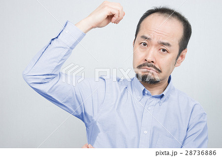 ミドル男性　脇汗 28736886