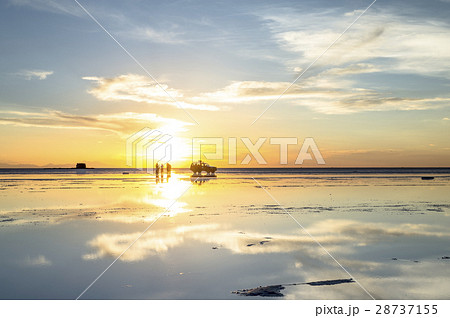 夕焼けのウユニ塩湖の写真素材