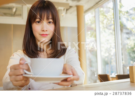 カフェで働く若い日本人の女性 カフェで働く若い日本人の女性 28737836