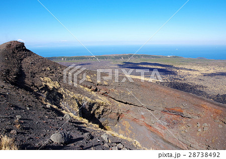 三原山割れ目噴火口の写真素材 [28738492] PIXTA