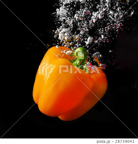 Orange paprika in water 28739041