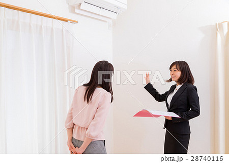 女性　引越し　荷造り　マイホーム　マンション　賃貸　一軒家　戸建て 28740116