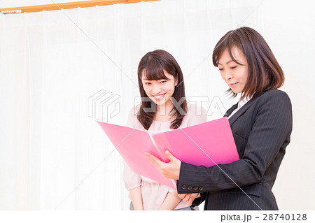 女性　引越し　荷造り　マイホーム　マンション　賃貸　一軒家　戸建て 28740128