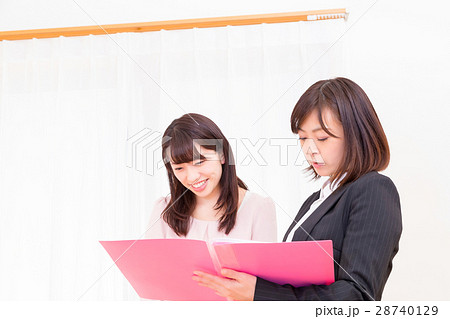 女性　引越し　荷造り　マイホーム　マンション　賃貸　一軒家　戸建て 28740129