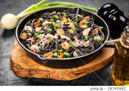 Black spaghetti with seafood 28740982
