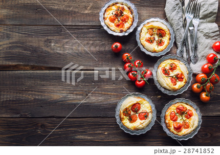 Tarts with cherry tomatoes and goat cheese 28741852