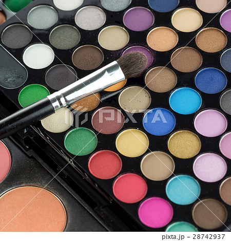 Professional make-up brush on eyeshadows palette 28742937
