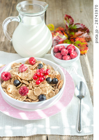 Wholegrain granola with milk and fresh berries 28743970