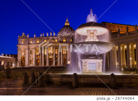 Sant Peters Basilica in Vatican - Rome Italy Sant Peters Basilica in Vatican - Rome Italy 28744064