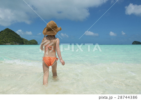 ビーチで遊ぶ女の子 ビーチで遊ぶ女の子 28744386