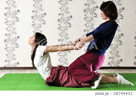 Technical execution of Thai massage 28744432