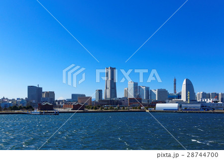 青空が広がるみなとみらい横浜と富士山 青空が広がるみなとみらい横浜と富士山 28744700