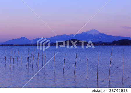 〈島根県〉意東海岸（中海）から見た雪の大山　夕暮れ 28745658