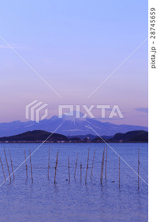 〈島根県〉意東海岸（中海）から見た雪の大山　夕暮れ 28745659