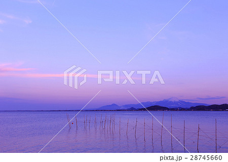 〈島根県〉意東海岸（中海）から見た雪の大山　夕暮れ 28745660