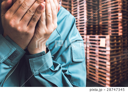 倉庫の男性 28747345