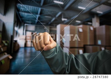 倉庫の男性 倉庫の男性 28747380