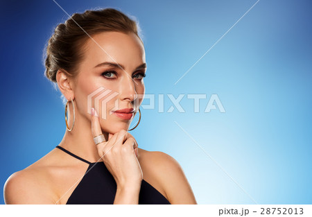 beautiful woman in black wearing diamond jewelry 28752013