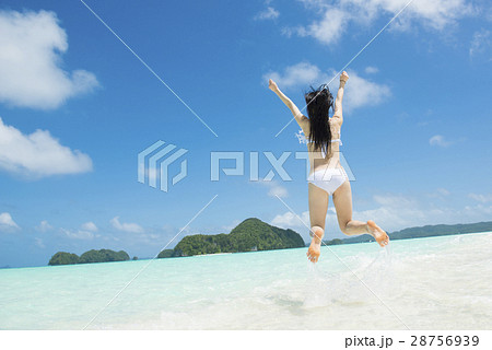 海 ジャンプ 女性の写真素材