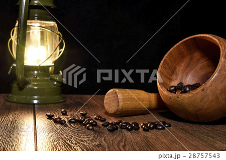 Grains of roasted coffee, kerosene lamp and mortar Grains of roasted coffee, kerosene lamp and mortar 28757543