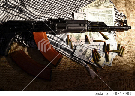 Combat weapons, US dollars and ammunition 28757989