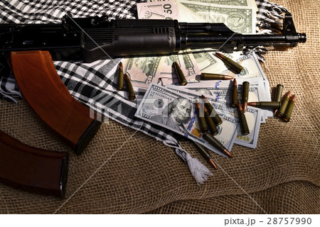 Combat weapons, US dollars and ammunition 28757990