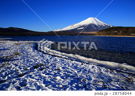 冬の山中湖と富士山 28758044