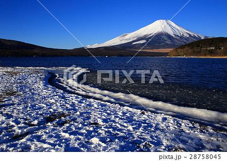 冬の山中湖と富士山 28758045