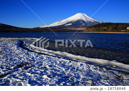 冬の山中湖と富士山 28758046