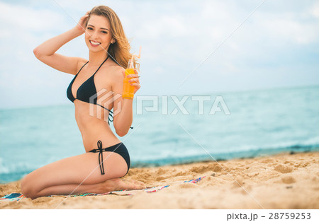 Girl with suntan lotion at the beach 28759253