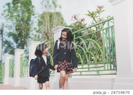Asian children  holding hand  together 28759670