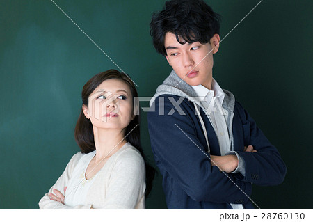 高校生と母親 高校生と母親 28760130